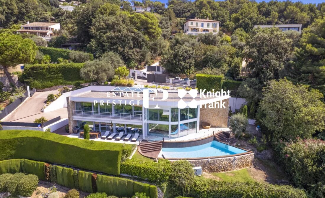 VILLEFRANCHE SUR MER : Dans un domaine privé et sécurisé magnifique villa de style contemporain !