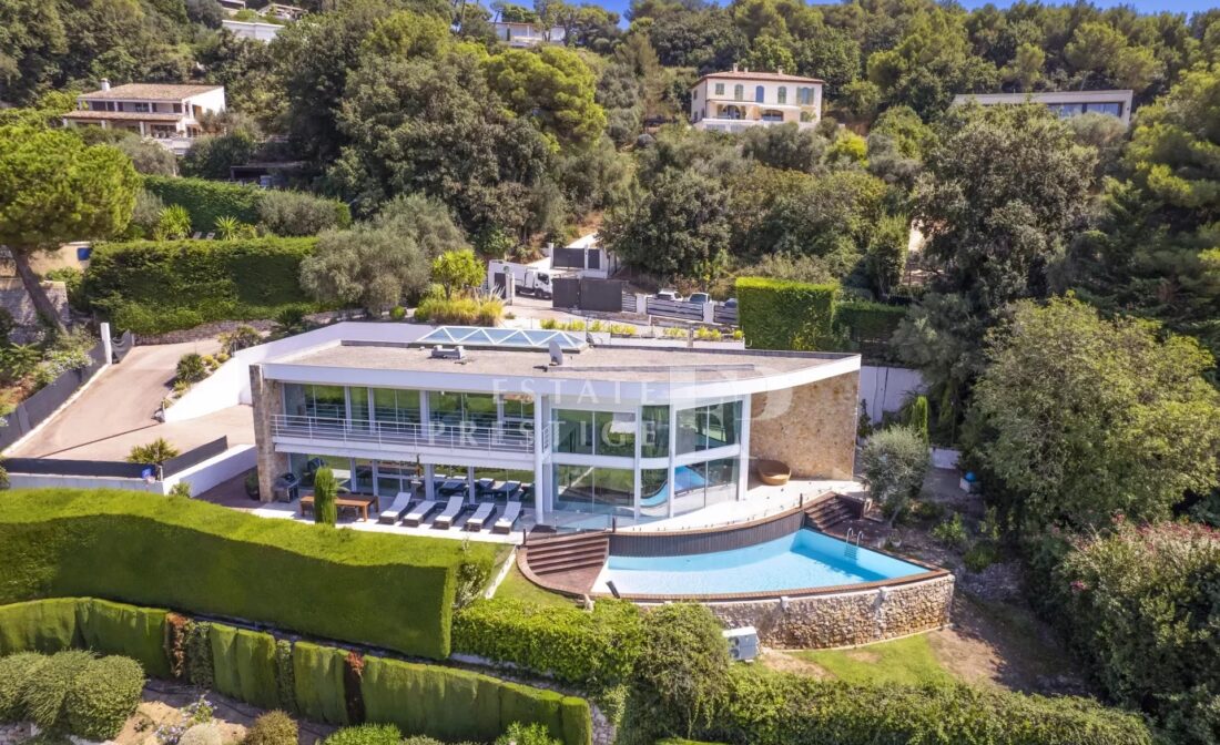 VILLEFRANCHE SUR MER, i et privat og sikret område, fantastisk villa i moderne stil.