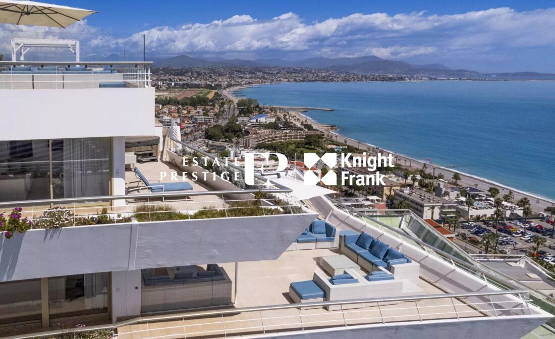 VILLENEUVE-LOUBET – Seafront penthouse with private pool