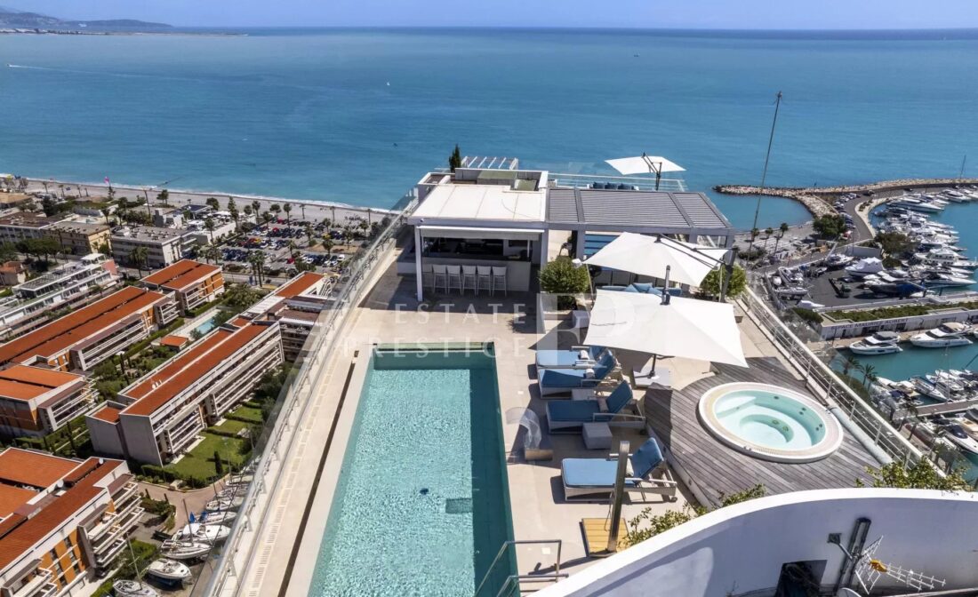 VILLENEUVE-LOUBET – Penthouse en bord de mer avec piscine privée sur le toit proche de Nice