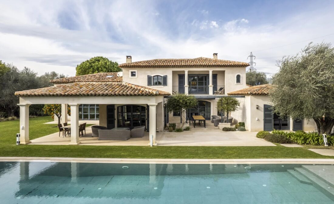 MOUGINS : Une Superbe villa d’architecte avec 5 chambres et une vaste piscine,