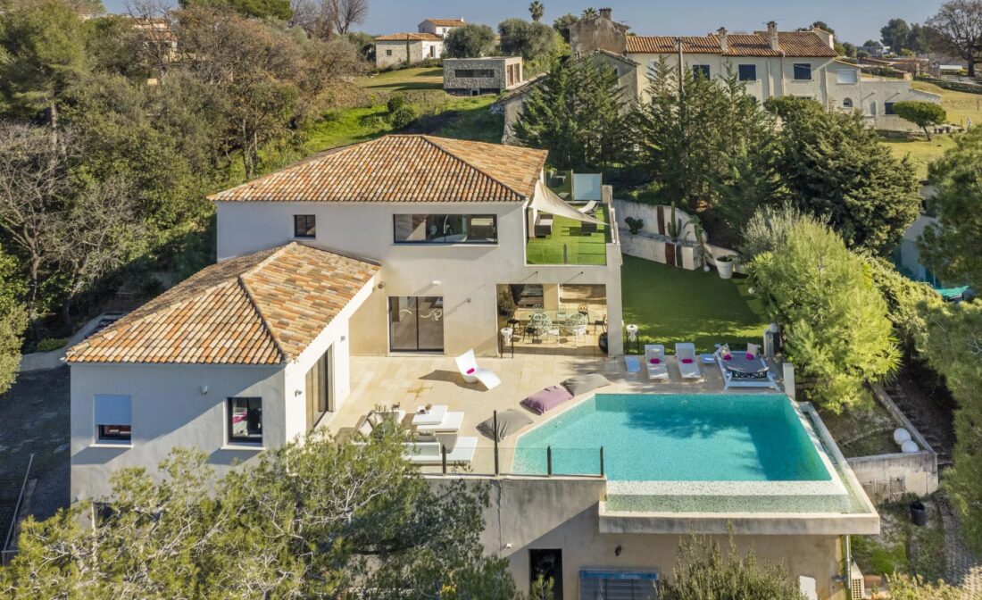 SAIN -PAUL-DE-VENCE : a spacious villa with an indoor pool