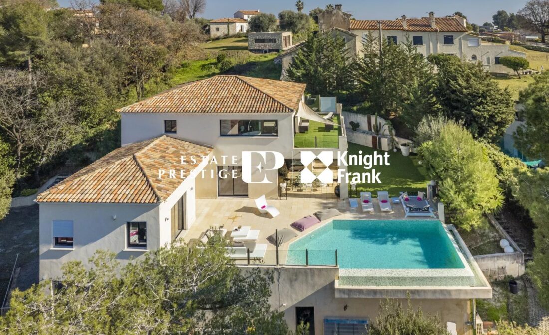 SAINT-PAUL-DE-VENCE : Une spacieuse villa avec piscine intérieur