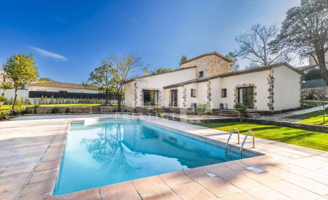 VALBONNE : Une Magnifique Maison de Caractère