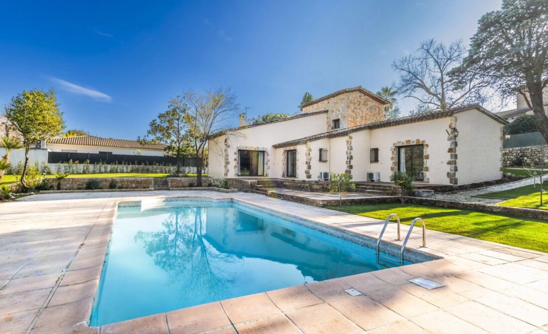 VALBONNE : Une Magnifique Maison de Caractère