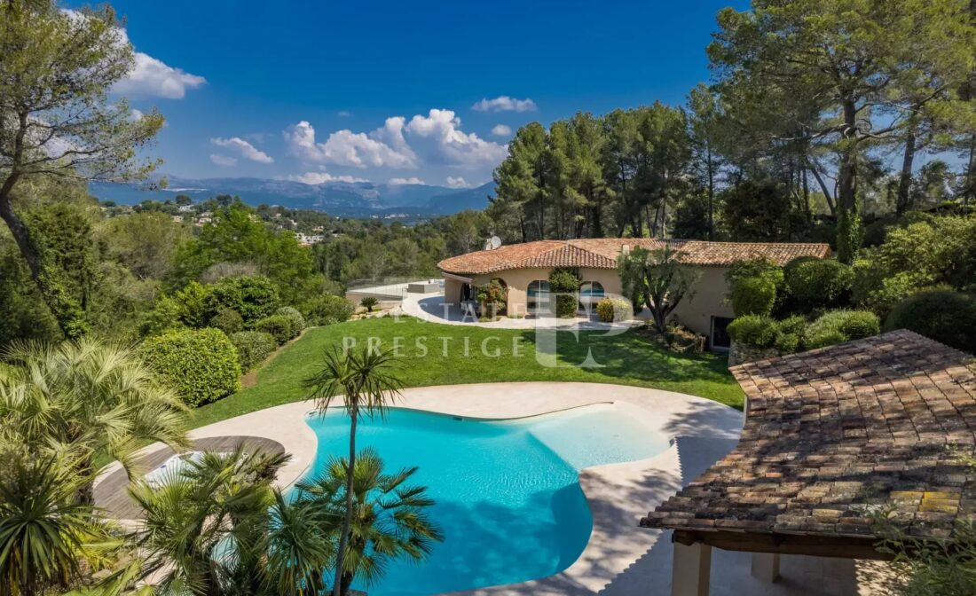 MOUGINS : Villa avec vue imprenable sur le chateau de Castellaras