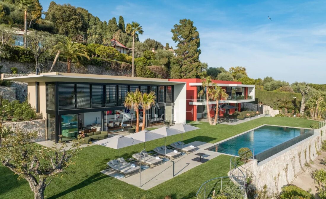 VILLEFRANCHE SUR MER: luxueuse villa moderne face à la baie avec vue mer