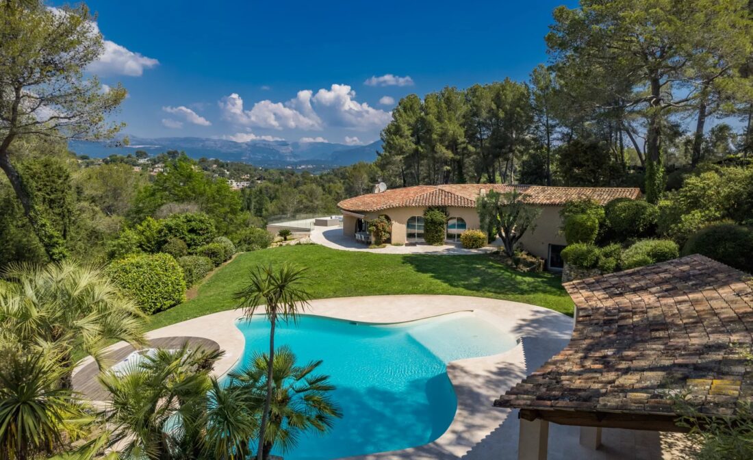 MOUGINS : Unik villa med pustende utsikt over Château de Castellaras.