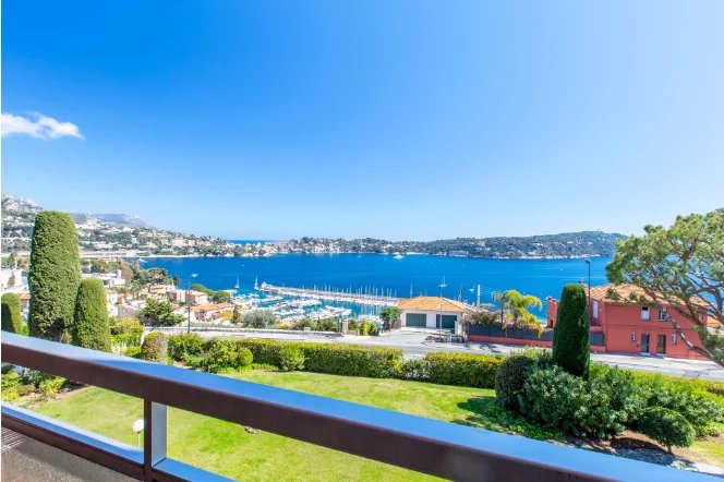 VILLEFRANCHE SUR MER – Bel appartement avec vue mer