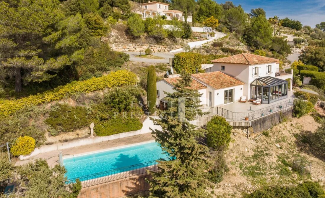 PEYMEINADE : : Lovely 4 bedroom villa with panoramic sea views.