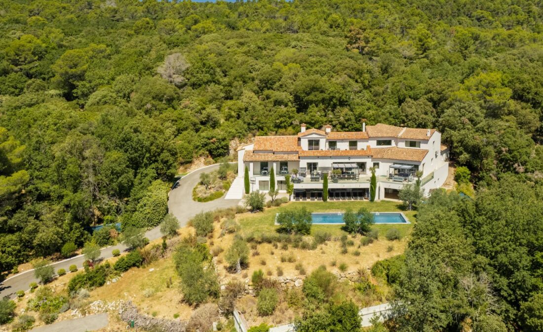 CABRIS: A vast 7 bedroom Villa with Panoramic Sea Views