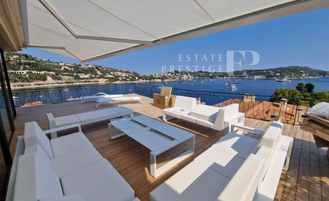 VILLEFRANCHE SUR MER –  Renovated apartment with sea view