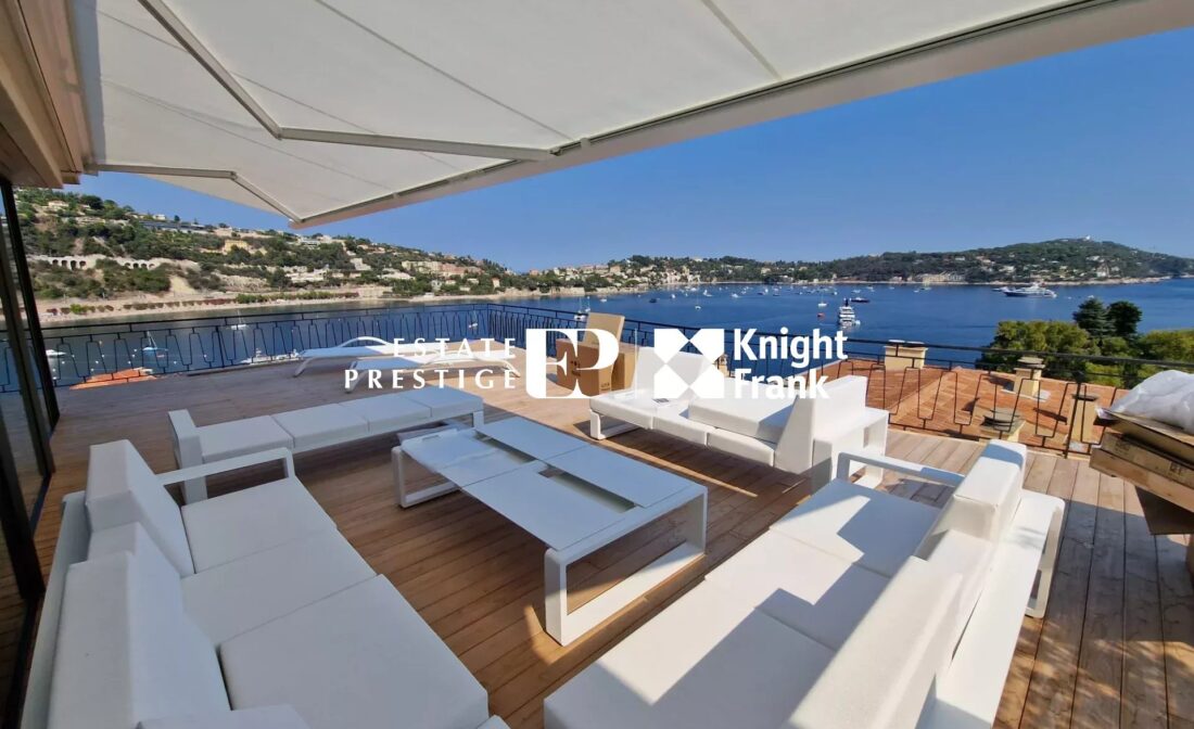 VILLEFRANCHE SUR MER –  Renovated apartment with sea view