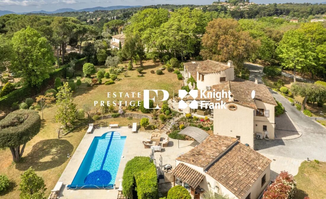 VALBONNE : Propriété de charme avec piscine et vue dans un domaine fermé