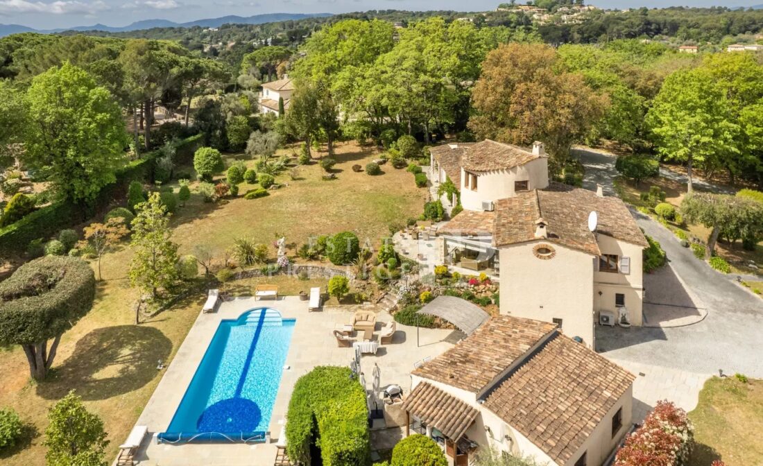 VALBONNE : A Charming Property with pool and view in closed domain