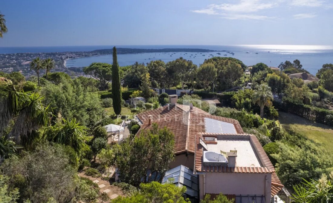 SUPER CANNES – Lumineuse villa avec vue mer panoramique à rénover