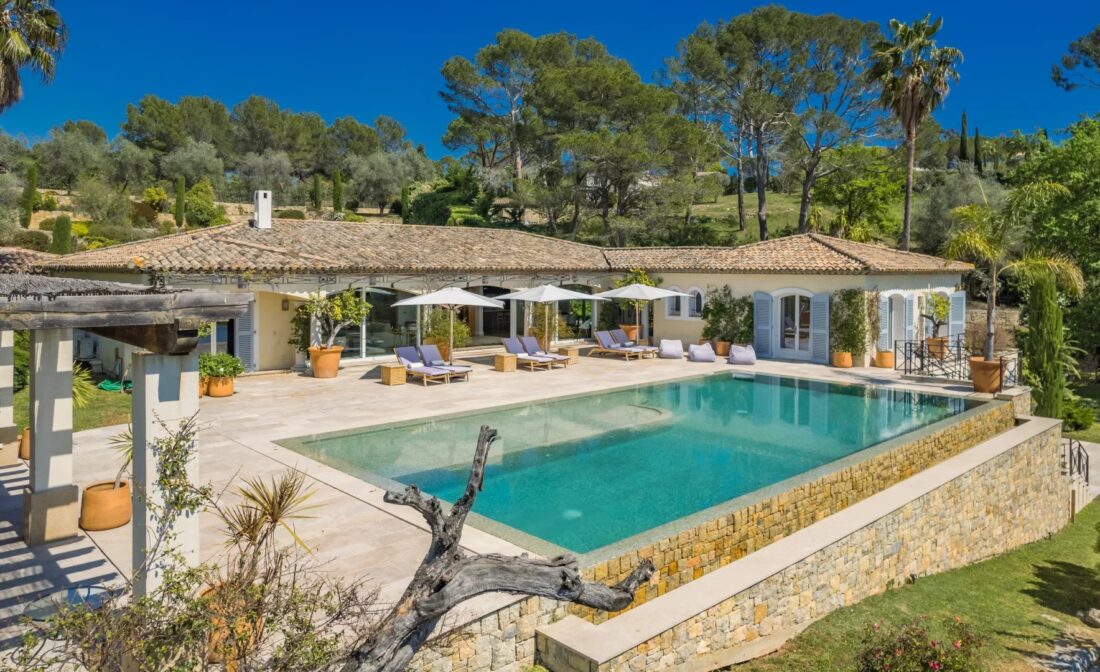 Castellaras – Superbe villa avec vue panoramique dans domaine sécurisé