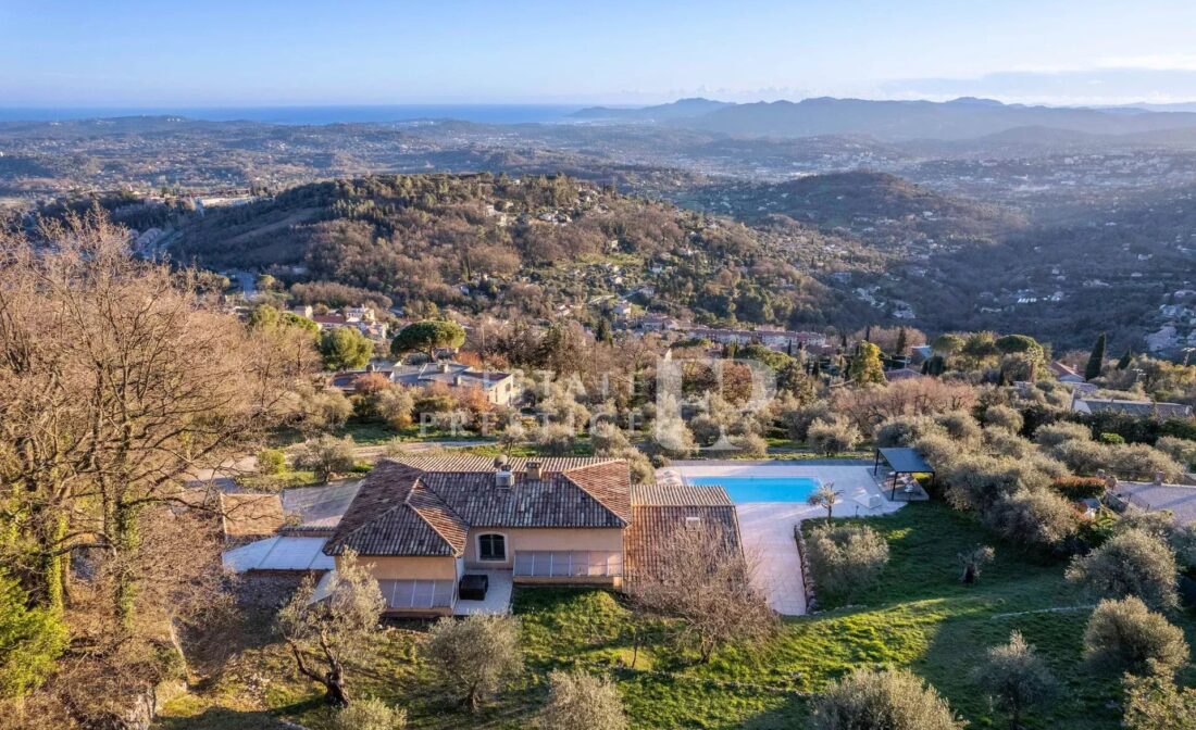 CHATEAUNEUF-DE-GRASSE : Villa with panoramic sea view and pool