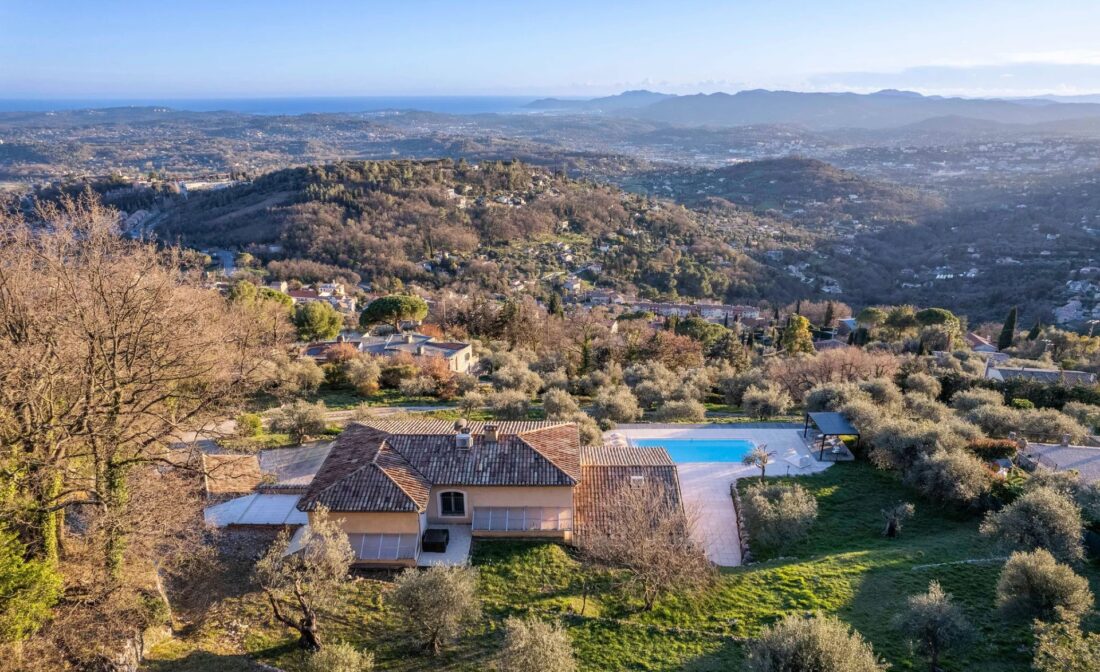 CHATEAUNEUF-DE-GRASSE : Villa with panoramic sea view and pool