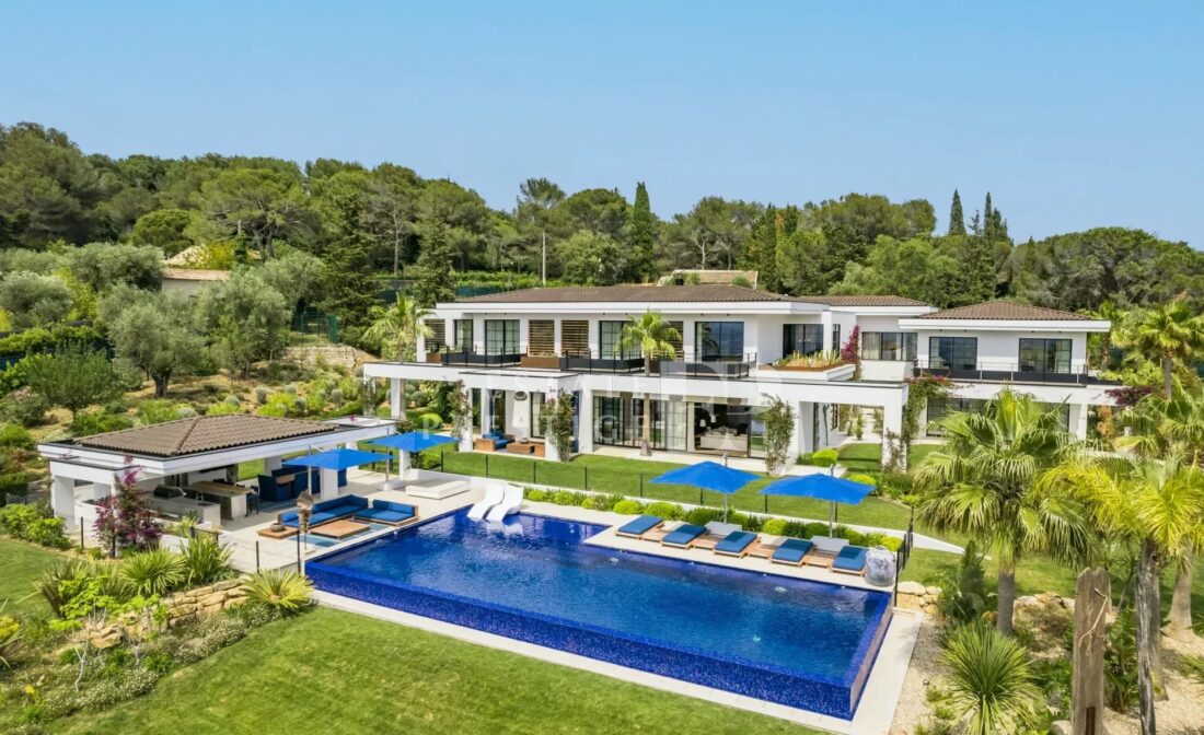 CASTELLARAS – Stunning contemporary villa with tennis in prestigious neighborhood