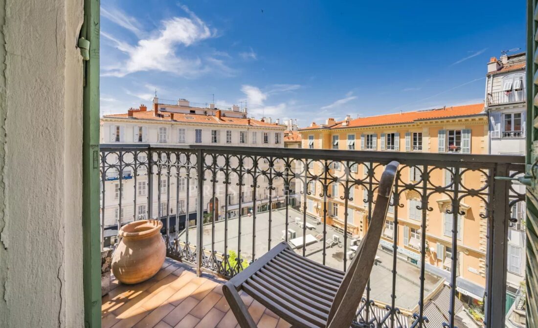 NICE – Apartment to renovate on the last floor Carré d’Or