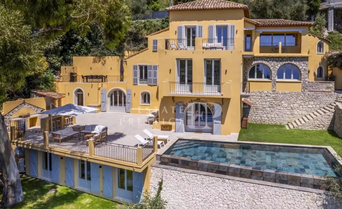 VILLEFRANCHE-SUR-MER – Villa provençale vue mer rénovée avec maison d’amis