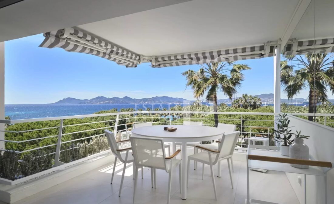 CANNES – Beautiful apartment with panoramic sea view in a secure residence