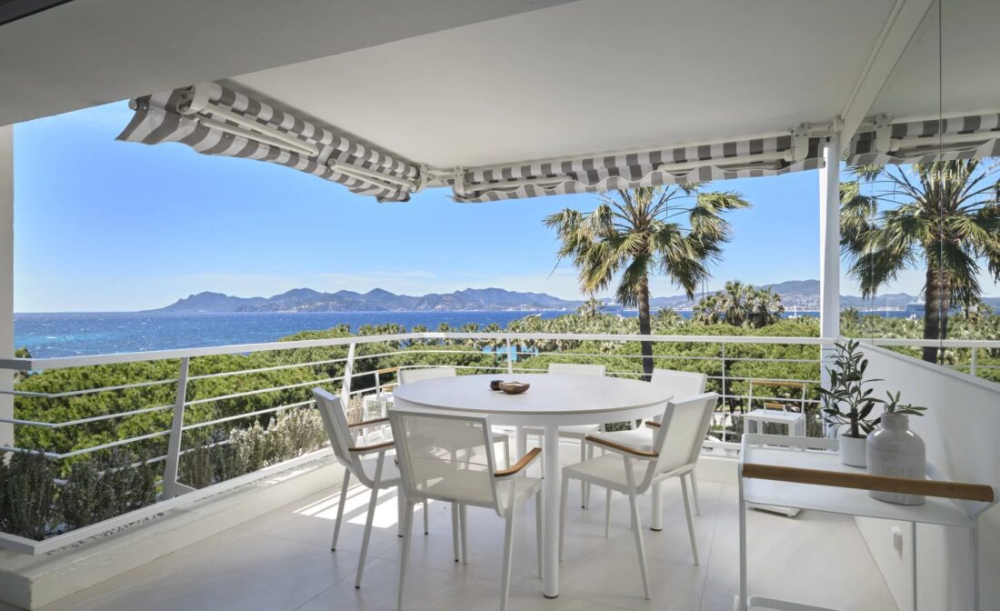 CANNES – Beautiful apartment with panoramic sea view in a secure residence