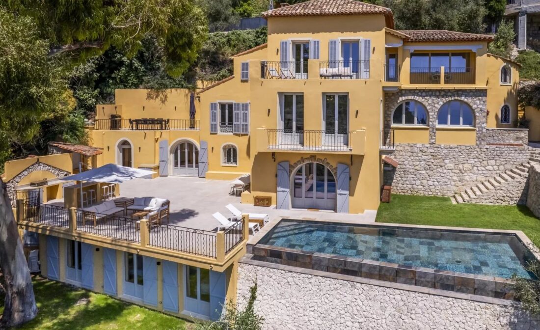 VILLEFRANCHE-SUR-MER – Villa provençale vue mer rénovée avec maison d’amis