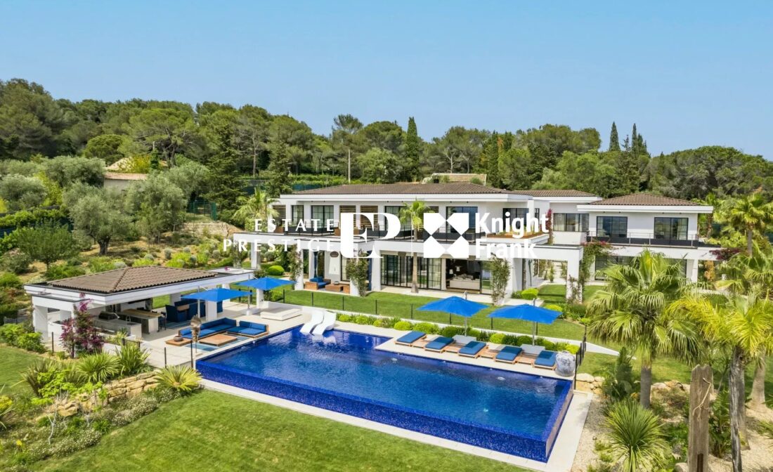 CASTELLARAS – Stunning contemporary villa with tennis in prestigious neighborhood