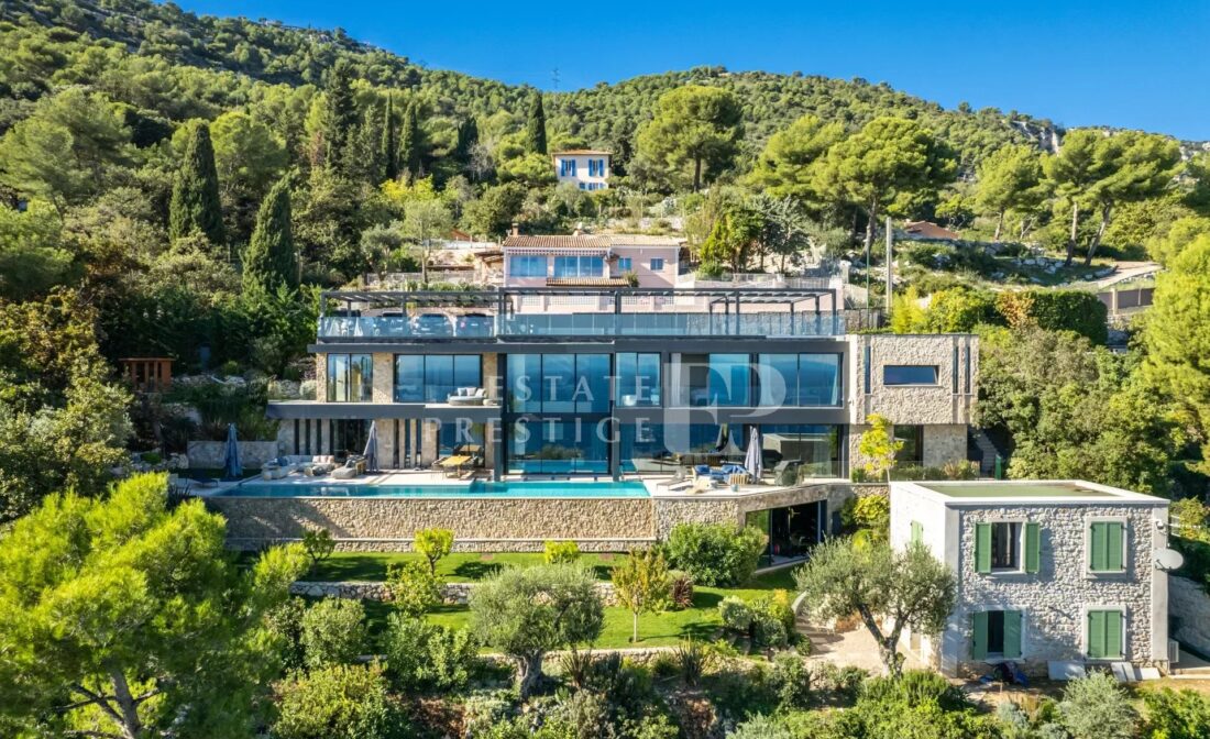 En moderne villa på høydene i Monaco