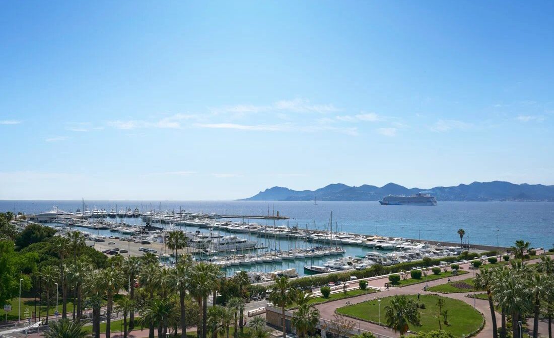 CANNES CROISETTE – Splendid flat with views of Port Canto, the sea and the hills