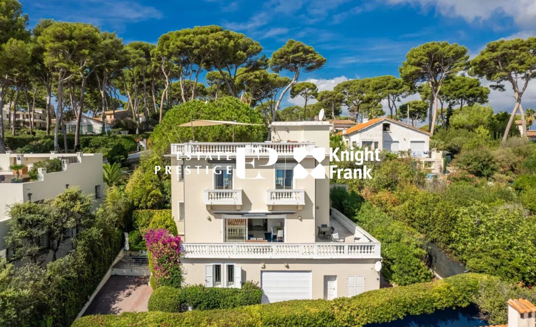 CAP D’ANTIBES – Charming Belle Epoque villa with roof terrace