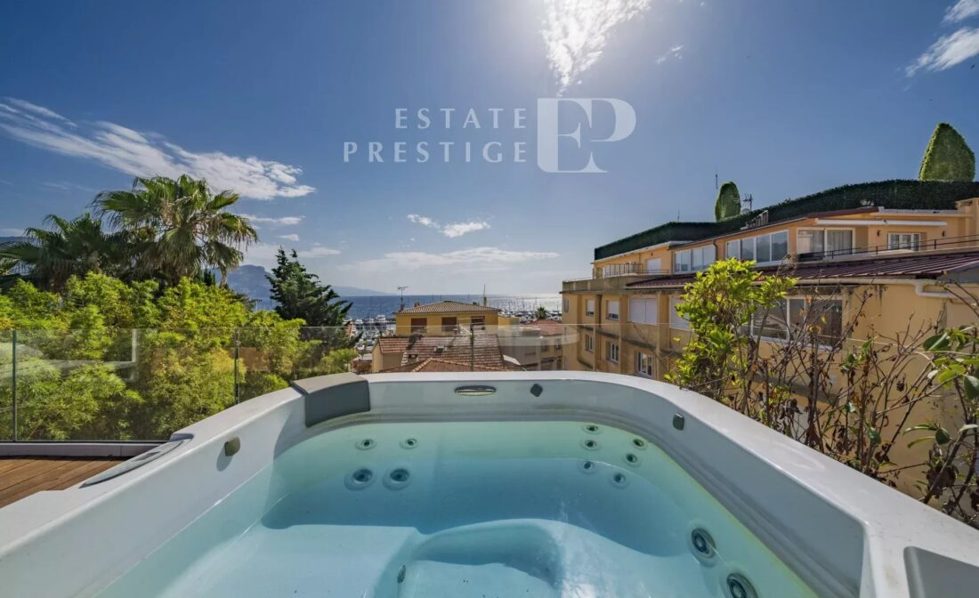 SAINT-JEAN-CAP-FERRAT –  Village center townhouse with sea views