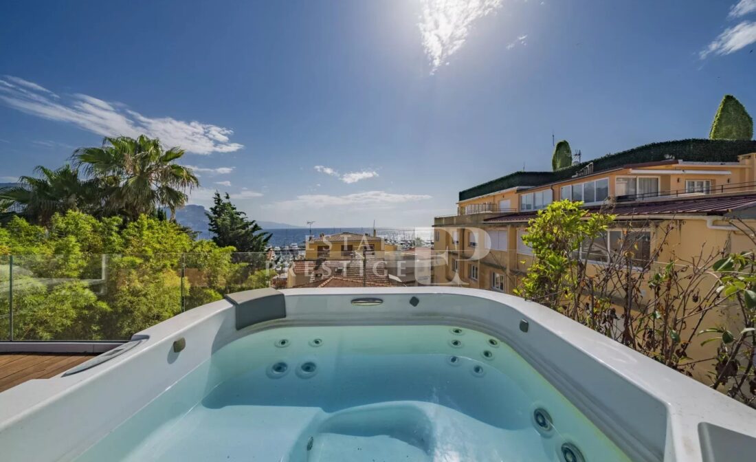 SAINT-JEAN-CAP-FERRAT – Maison au coeur du village avec vue mer