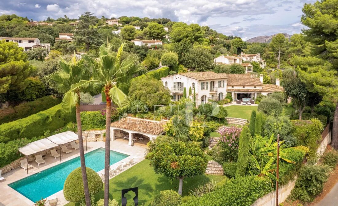 SAINT PAUL DE VENCE : A Stunning Villa with Sea Views in a Private Domaine