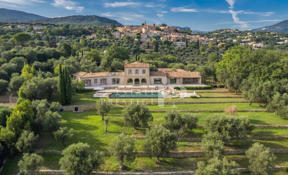 CHATEAUNEUF-DE-GRASSE : A Beautiful Bastide Style Villa with Pool and Panoramic Views