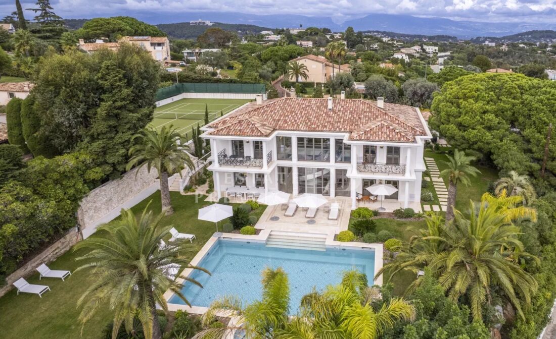 SUPER-CANNES – Superb new Florentine villa with sea views and tennis court