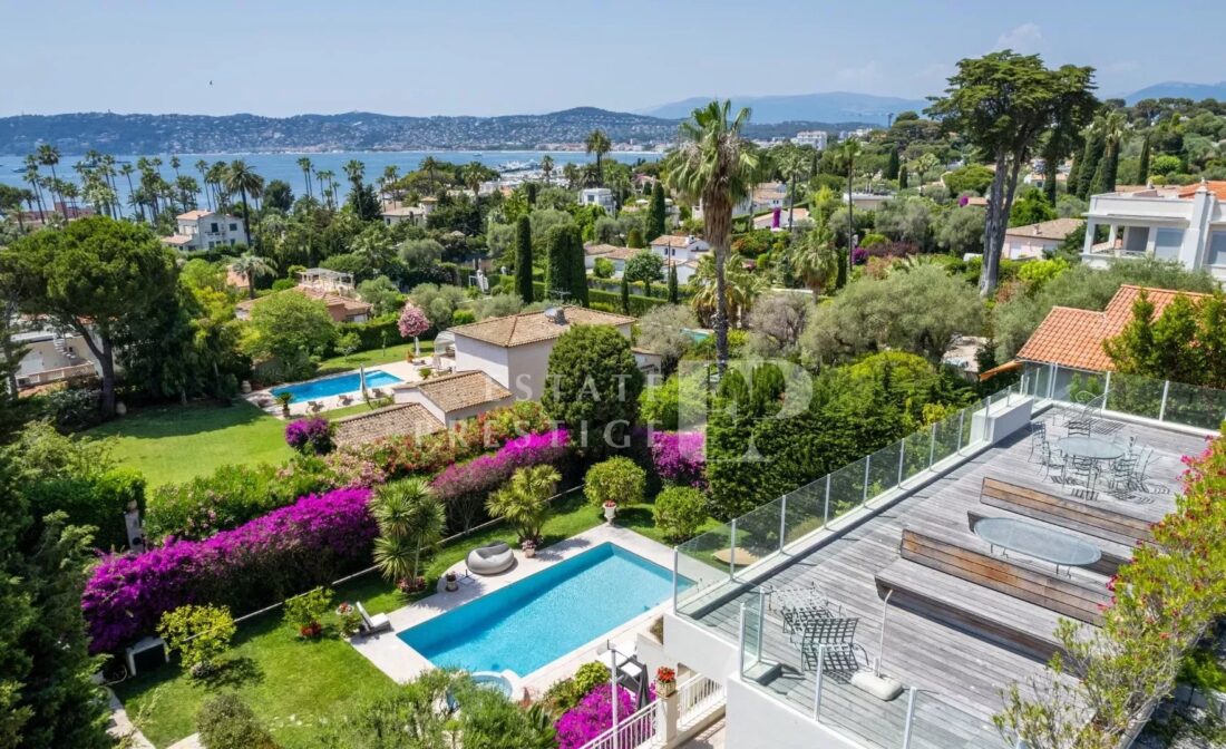 CAP D’ANTIBES – Villa with roof-top terrace and sea view