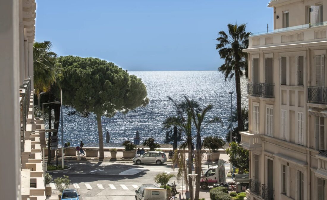 CANNES – Fully renovated flat with sea views