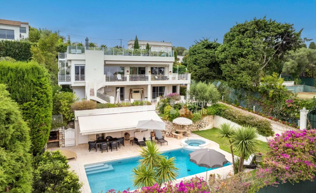 CAP D’ANTIBES – Villa with roof-top terrace and sea view