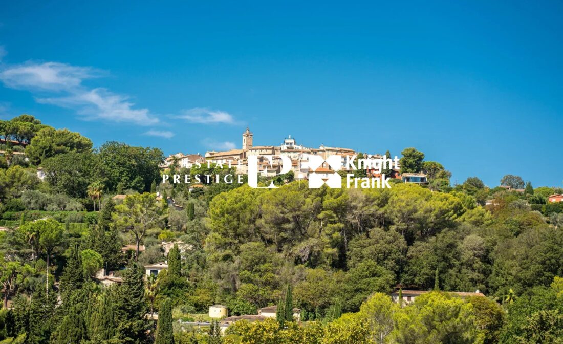 MOUGINS : Villa with panoramic views next to the Old Village