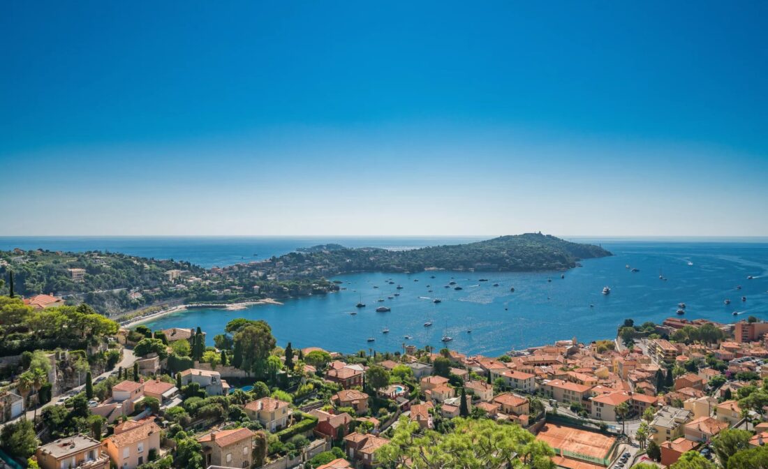 VILLEFRANCHE SUR MER –  Appartement en dernier étage