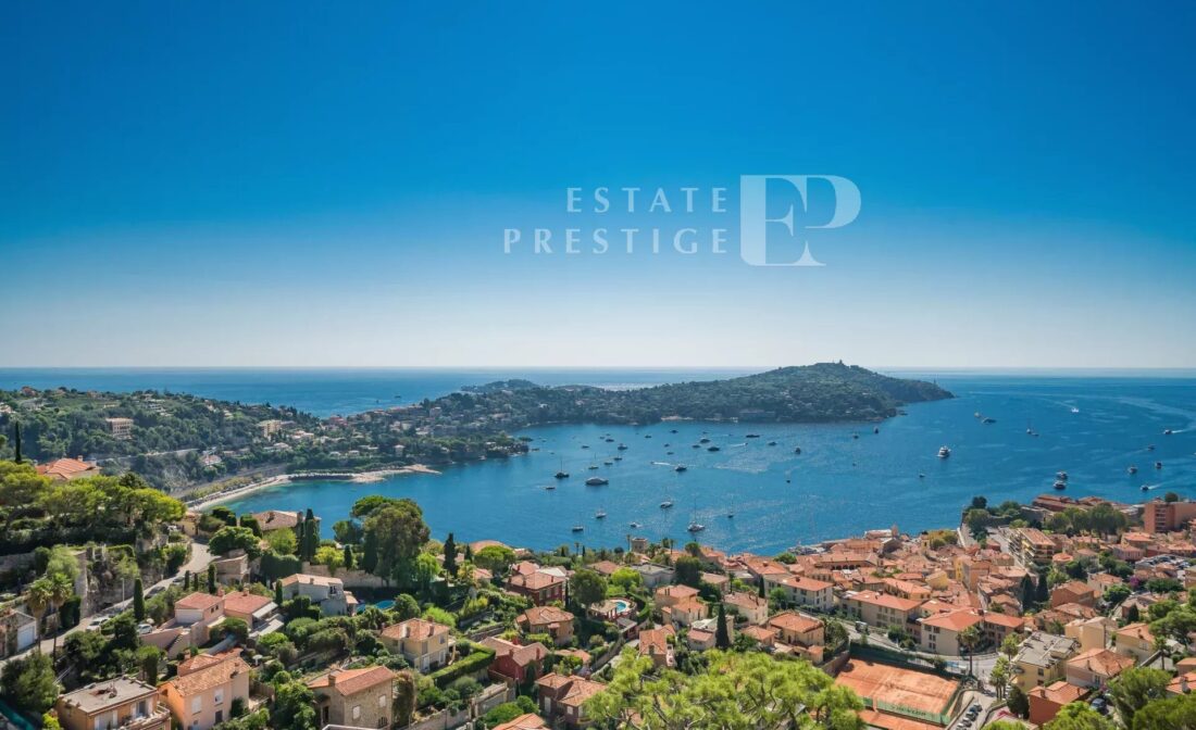 VILLEFRANCHE SUR MER – Last floor apartment