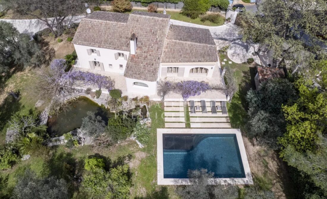 MOUGINS / MOUANS-SARTOUX – Belle Villa Provençale dans un domaine fermé