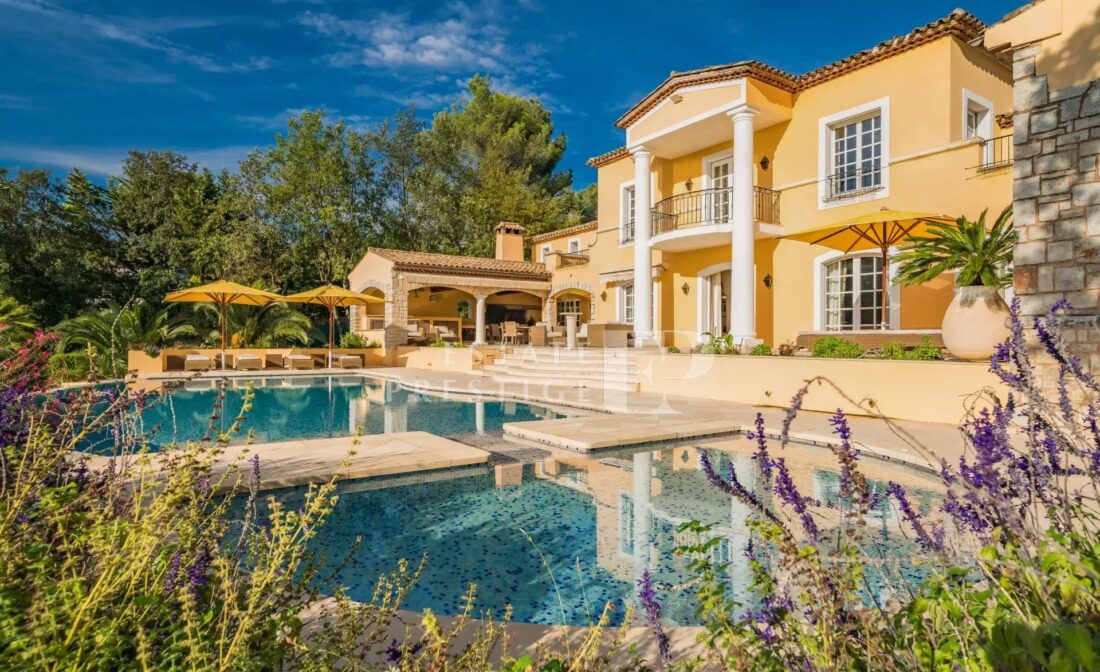 SAINT PAUL DE VENCE  : A superb and vast luxury villa