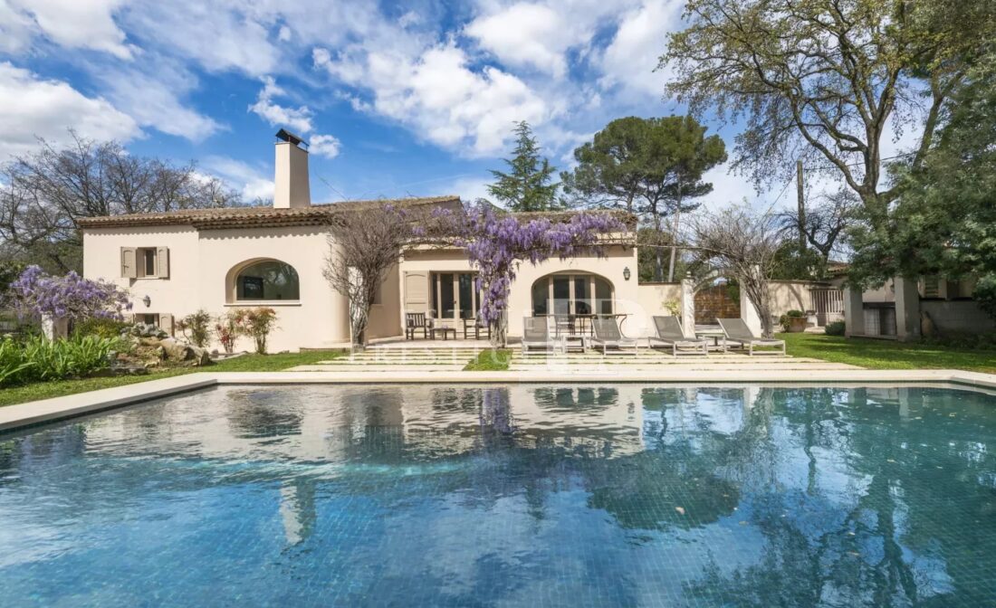 MOUGINS / MOUANS-SARTOUX – A Beautiful Provençal Villa in a Gated Community