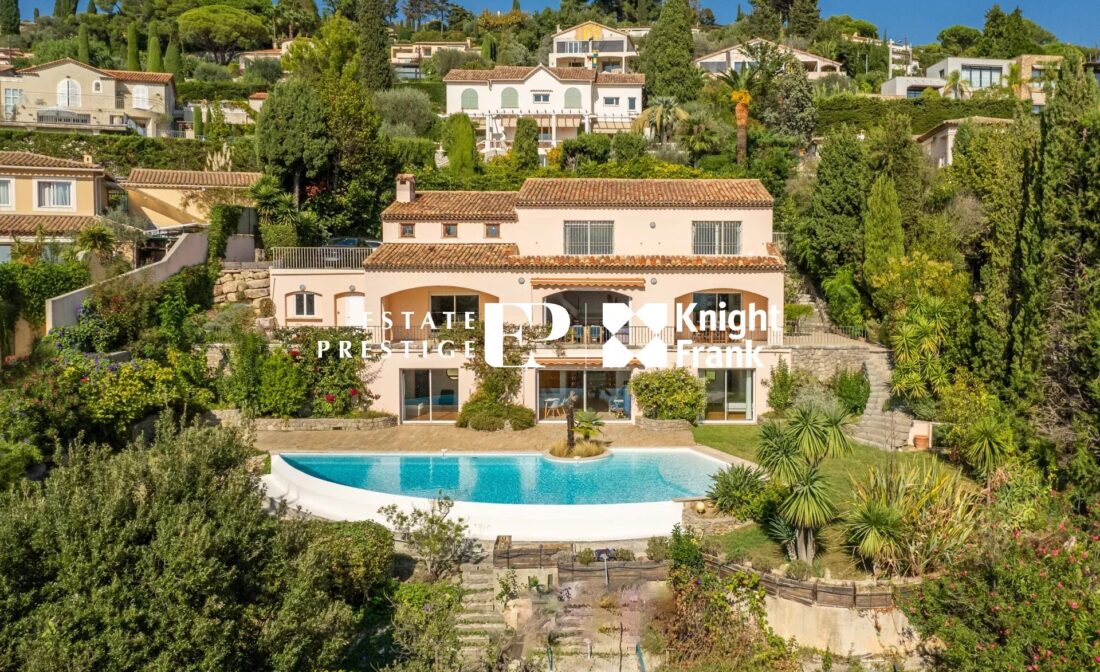 MOUGINS  : Villa with spectacular views next to the Village