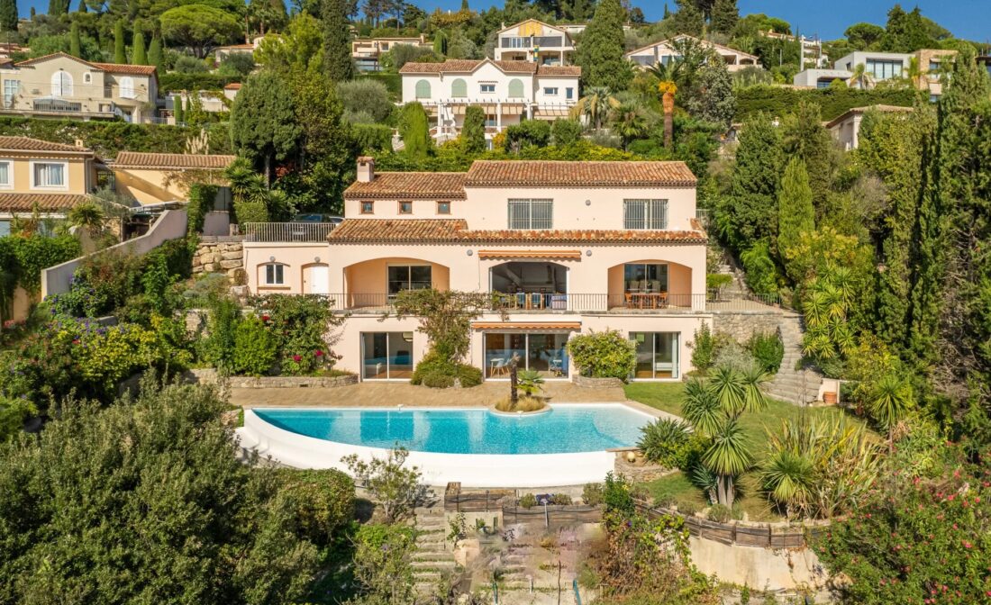 MOUGINS: Villa med spektakulær utsikt ved siden av landsbyen