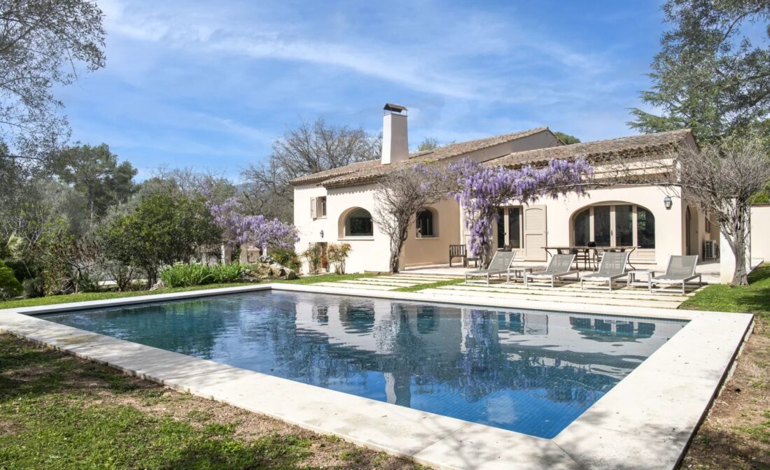 MOUGINS / MOUANS-SARTOUX – Belle Villa Provençale dans un domaine fermé